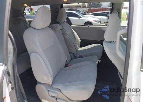 2017 Toyota Sienna Le 8 Passenger z USA, uszkodzony, nr VIN 5TDKZ3DC3HS783912